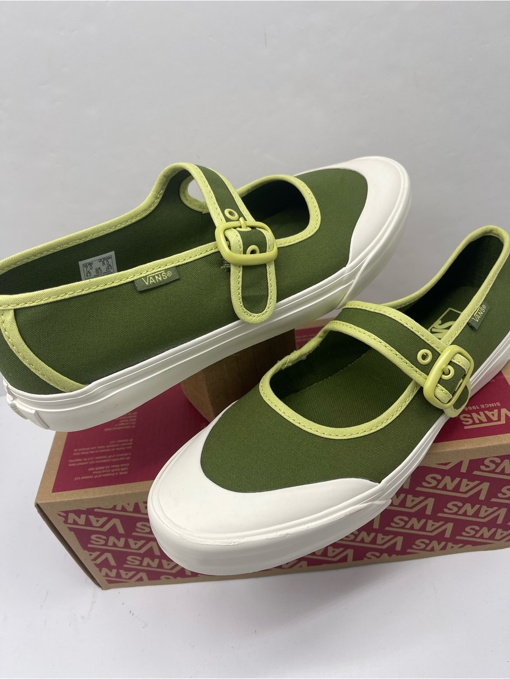 Vans WMNS Sz 8.5 Mary Jane Ballerina Green
VN000CRRCX1 Sandals Sneakers - Picture 10 of 16
